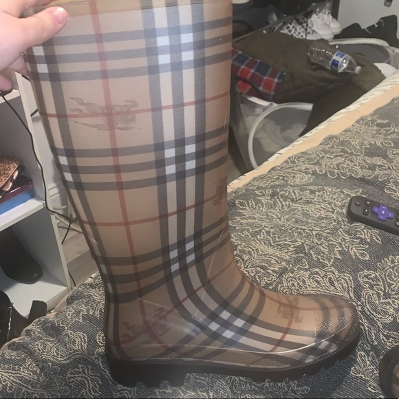 some burberry rain boots never worn. size 7. - Picture 1 of 1